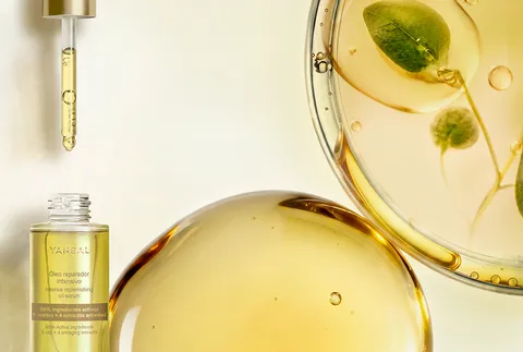 Óleo facial Yanbal con un gotero y una composición de aceites e ingredientes naturales.