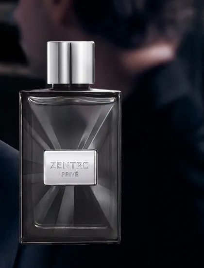 Frasco de perfume Zentro Privé de Yanbal sobre un fondo oscuro.