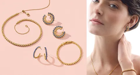 Joyas doradas y azules de Yanbal sobre fondo rosa y una modelo que luce los aretes.